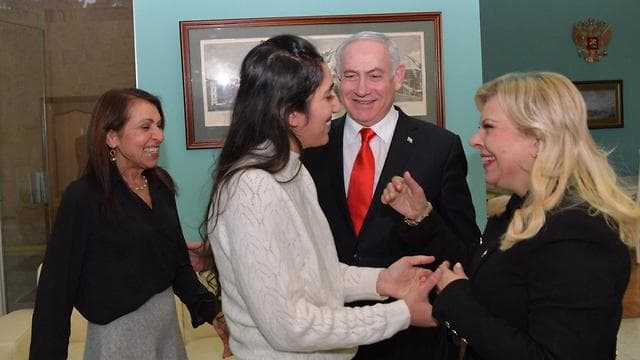 La liberación: Naama, junto a su madre, recibe el saludo de Benjamín y Sara Netanyahu antes de regresar a Israel (Ynet) Netanyahu y Naama Issachar se unieron en un emocionante abrazo tras la liberación de la joven