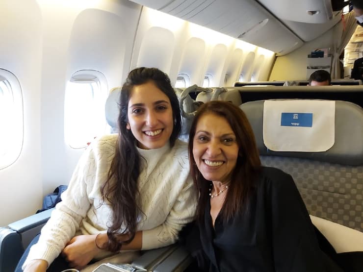 Naama Issachar regresa a Israel en el avión del primer ministro junto a su madre y Netanyahu (Eliahu Hamra) Naama Issachar en el avión del primer ministro junto a su madre Naama