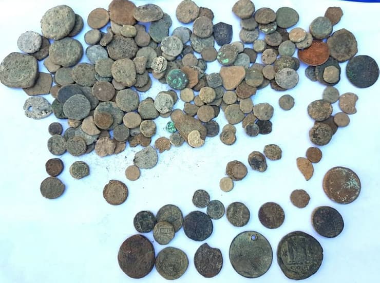 Hay un fenómeno creciente de ciudadanos que adquieren detectores de metales y se dedican a buscar antigüedades. 