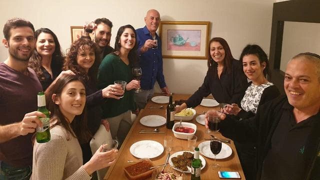 La familia Issachar celebró la liberación de Naama y compartió la alegría con todo Israel (Ynet) Naama Cena