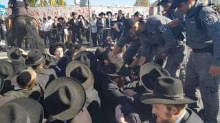 Hombres ultraortodoxos protestan por el arresto de un compañero que se negó a alistarse en el ejército 