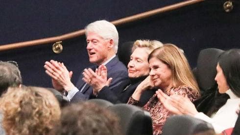 Bill y Hillary Clinton asistieron a la proyección de 'Iamim Noraim' en Manhattan (Ynet) Clinton