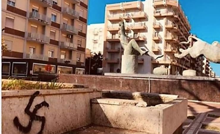 Una cruz esvástica en una plaza de la ciudad siciliana de Marsala, Italia