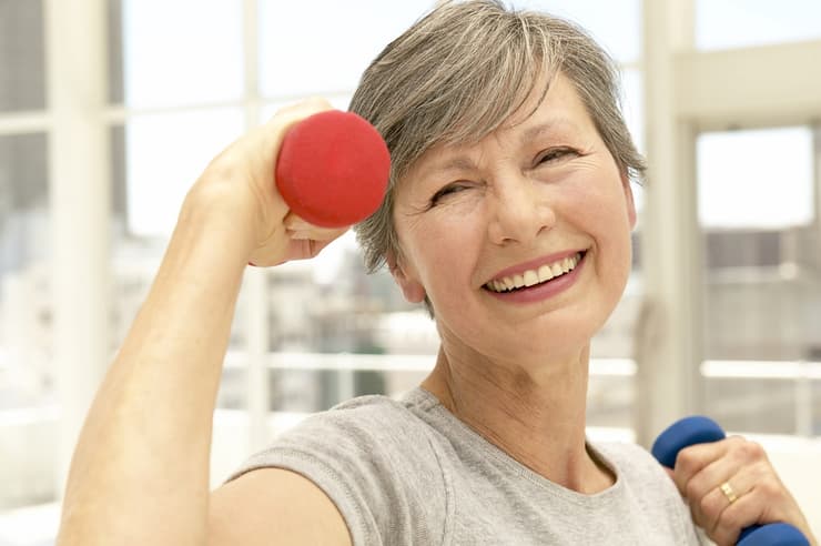 Los ejercicios con pesas pueden causar menos daño a la salud de los huesos. (Shutterstock) Ancianos ejercicio