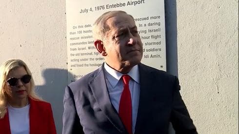La emoción de Netanyahu junto a su esposa en el aeropuerto de Entebbe 