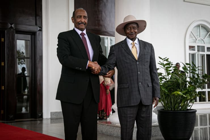 Abdel Fattah Abdelrahman Burhan fue recibido en Entebbe por el presidente de Uganda (AFP) Sudán Uganda