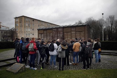 Los estudiantes asisten a un taller dedicado al recuerdo del Holocausto en Drancy, en las afueras de París (AP) Los estudiantes asisten a un taller dedicado al recuerdo del Holocausto en Drancy, en las afueras de París