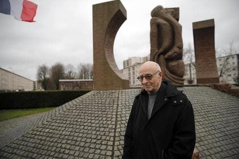 Victor Perahia cuenta su historia a los escolares en Drancy. De fondo, los edificios en los que estuvo privado de su libertad (AP) El sobreviviente del Holocausto francés Victor Perahia cuenta su historia a los escolares en Drancy. De fondo, los edificios en los que estuvo privado de su libertad