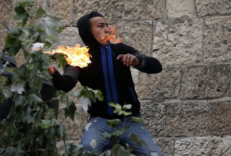 El lanzamiento de cócteles molotov contra las FDI es una constante en las protestas en Hebron 