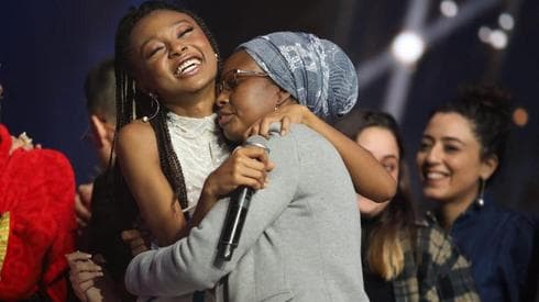 Eden Alene abraza a su madre Zahava tras la victoria 