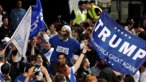 Simpatizantes del Likud portando carteles de apoyo a Trump. 