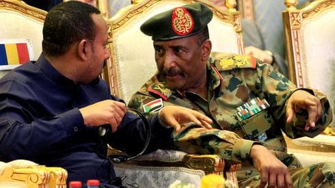 Abdel Fattah al-Burhan de Sudán, a la derecha, con el presidente de Uganda, Yoweri Museveni. (Reuters) Abdel Fattah al-Burhan de Sudán, a la derecha, con el presidente de Uganda, Yoweri Museveni.