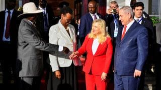 El primer ministro Benjamín Netanyahu y su esposa Sara con el presidente de Uganda, Yoweri Museveni 
