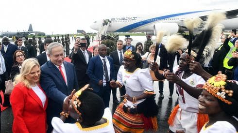 El primer ministro Benjamín Netanyahu y su esposa Sara en una visita a Uganda 