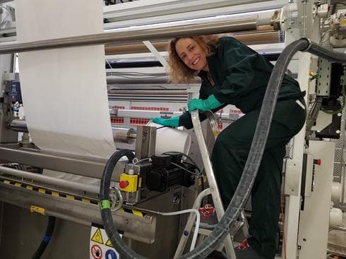 Liat Goldhammer-Steinberg, directora de Tecnología de Sonovia, en la fábrica de la empresa. (Cortesía) Sonovia