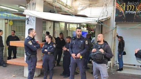 Fuerzas policiales frente a la florería de Bana. 