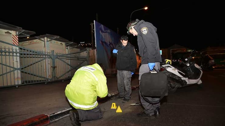 12 soldados resultaron heridos cuando un terroristas los embistió con su automóvil