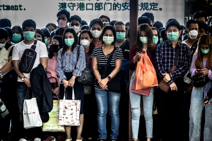 Numerosas personas comenzaron a usar máscaras diariamente para protegerse del virus. (AFP) Coronavirus