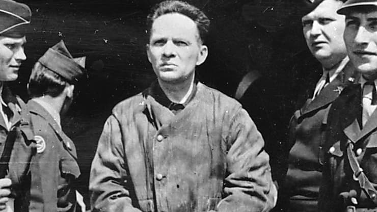 Rudolf Hess esposado 