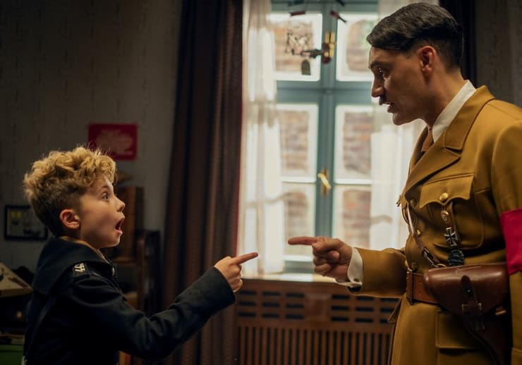 Taika Waititi disfrazado de Hitler en 'Jojo Rabbit'