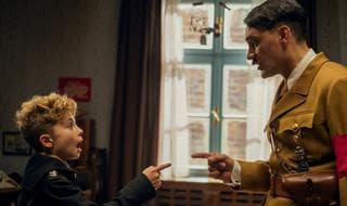 Taika Waititi disfrazado de Hitler en 'Jojo Rabbit'