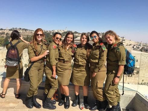 Por el frío, se les permitió a las mujeres utilizar medias térmicas que no sean del color de su piel (FDI) Mujeres ortodoxas en el ejército