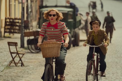 Scarlett Johansson y Roman Griffin Davis en 'Jojo Rabbit'