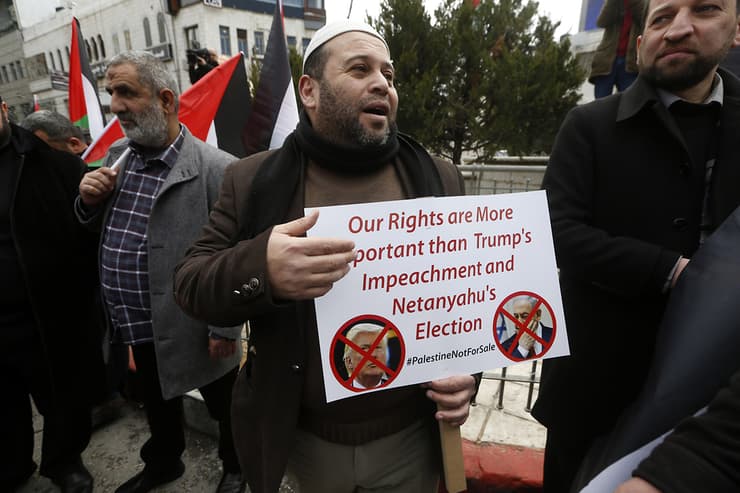 Los palestinos protestan en Ramallah contra el plan de paz de Trump 