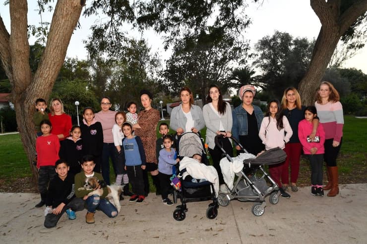 Las madres que viven en comunidades cercanas a la Franja de Gaza, junto a sus pequeños hijos (Haim Horenstein) Madres