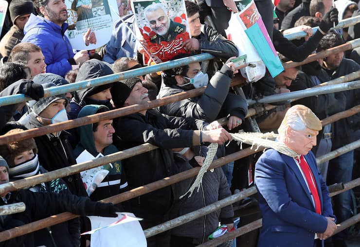 Manifestantes simulan una ejecución con una figura de Donald Trump