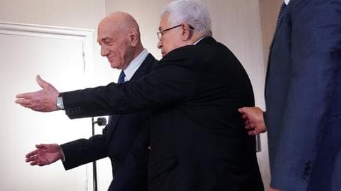 La camaradería entre Abbas y Olmert fue fuertemente criticada por el gobierno de Israel (AFP) Abbas Olmert