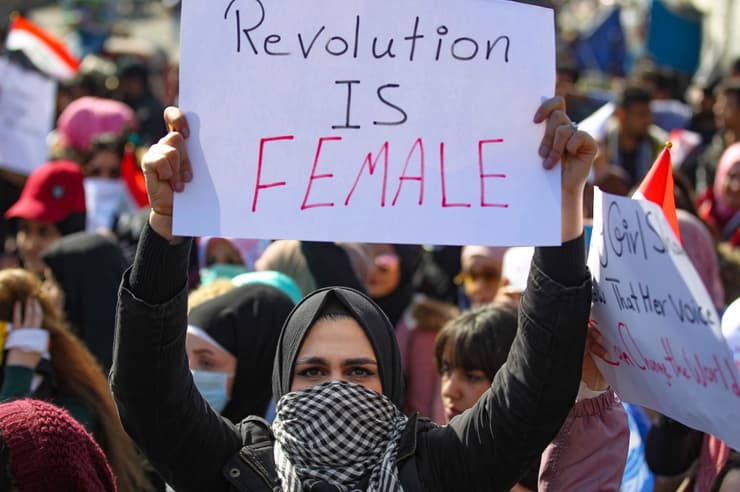 "Todos los que quieren sacarnos de las manifestaciones hacen que volvamos aún más numerosos" (AFP) Mujeres en Irán