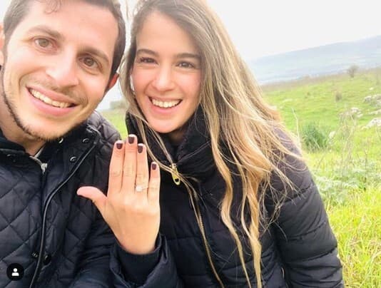 Gilad Shalit y su pareja, Nitzan Shabat. 