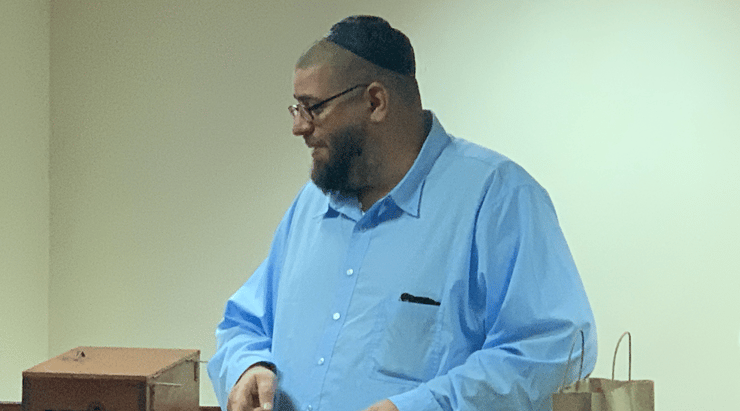 Jacob Berezniak viaja 45 millas para sacrificar ritualmente animales y lleva la carne kosher a su sinagoga. 