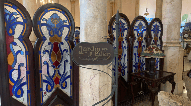 El Hotel Raquel en La Habana es uno de los pocos lugares en la isla donde los visitantes pueden encontrar comidas judías tradicionales. Su restaurante se llama Jardín del Edén (JTA) El Hotel Raquel en La Habana es uno de los pocos lugares en la isla donde los visitantes pueden encontrar comidas judías tradicionales. Su restaurante se llama Jardín del Edén