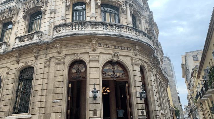 Una vista del exterior del Hotel Raquel en La Habana. 