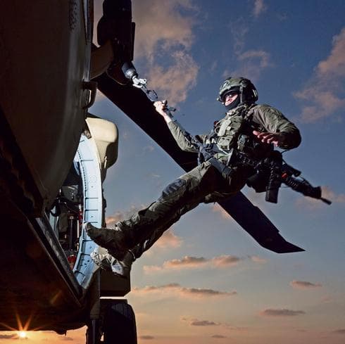 Soldado en un helicóptero Black Hawk 