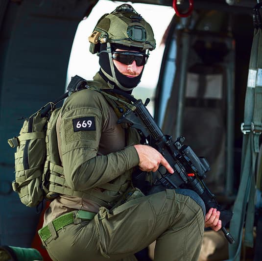 Guy en su uniforme de la Unidad 669 