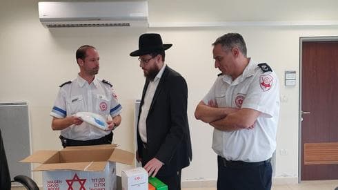 El rabino de Jabad Eliyahu Rosenberg de Guangzhou recibió el equipo de protección del Magen David Adom para su distribución en China 