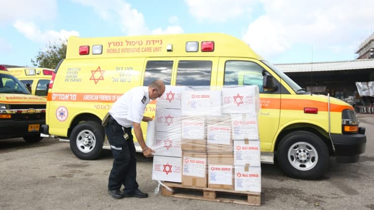 Un voluntario del Magen David Adom empaca los suministros de protección para enviar a China 