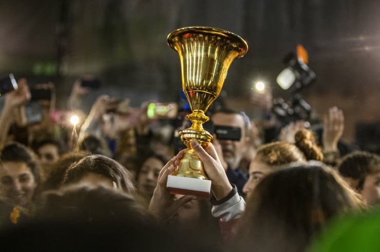 El equipo campeón festeja acompañado del público local 