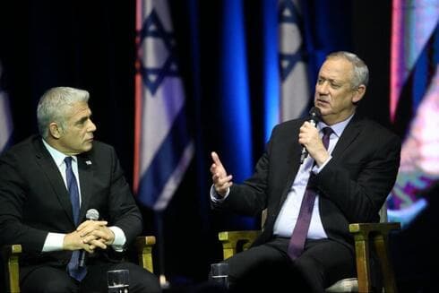Benny Gantz y Yair Lapid criticaron duramente la decisión de Netanyahu. (Motti Kimchi) Benny Gantz y Yair Lapid buscan "reparar" el vínculo con el Partido Demórcata