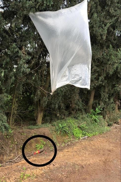 El cohete antitanque estaba adherido a una gran bolsa de plástico