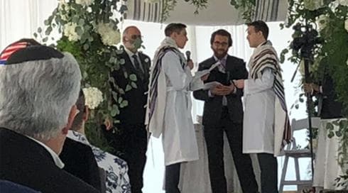 Mlotek realizó una ceremonia ideada por un rabino enfocado en la inclusión LGBT en comunidades ortodoxas (Avram Mlotek) Jupá entre personas del mismo sexo.