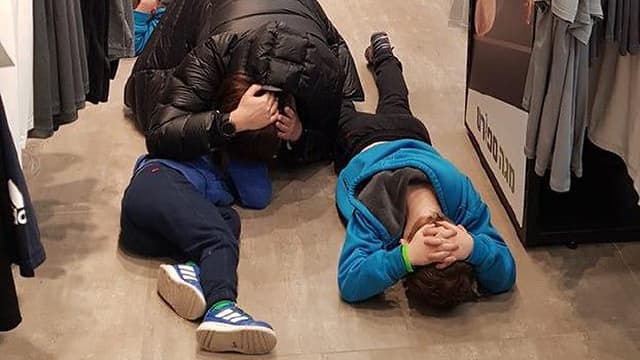 Residentes de Ashkelon se protegen al escuchar la sirena 