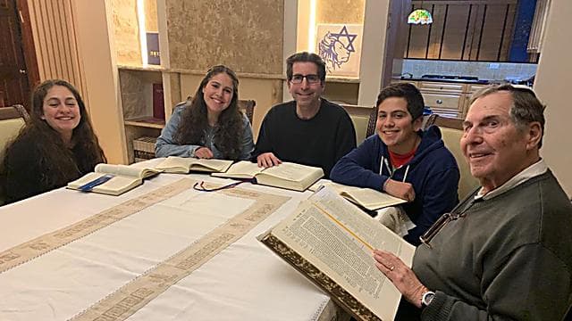 Noam promueve el estudio de talmud para todos.