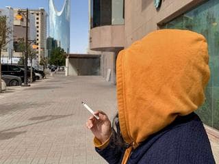 Mujeres sauditas fumando
