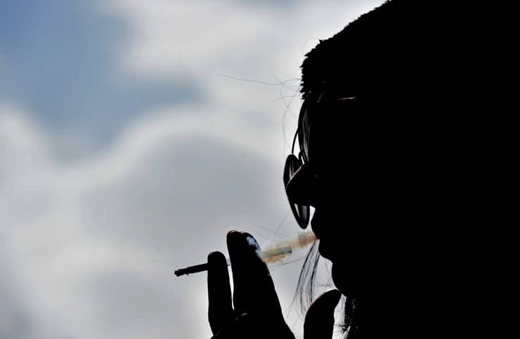 Las mujeres temen ser reconocidas mientras fuman 