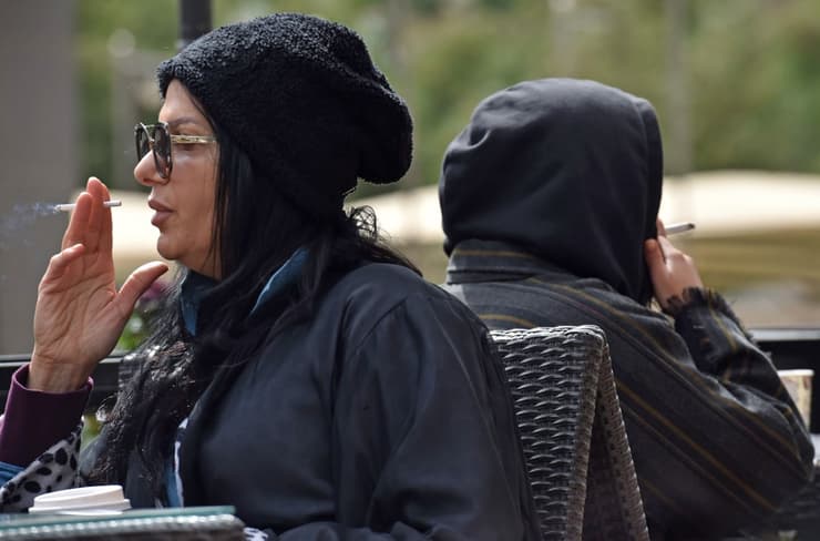 Mujeres sauditas fumando