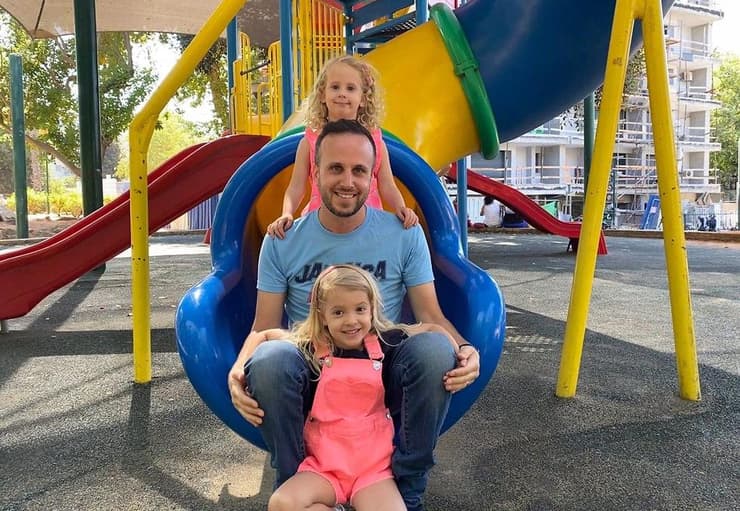 Erez Baron junto a sus dos hijas gemelas: el proceso costó "alrededor de 150 mil dólares" (Ynet) Vientre Subrogado